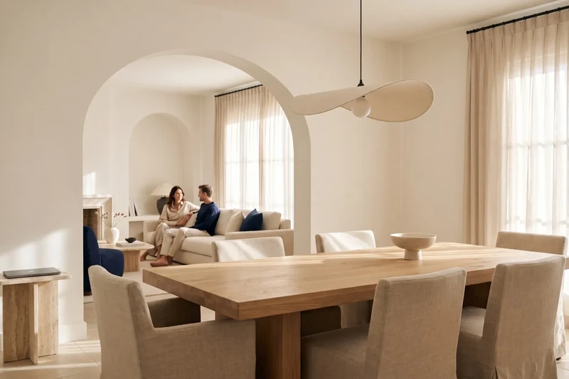 Menjador elegant amb taula de roure i làmpada escultòrica